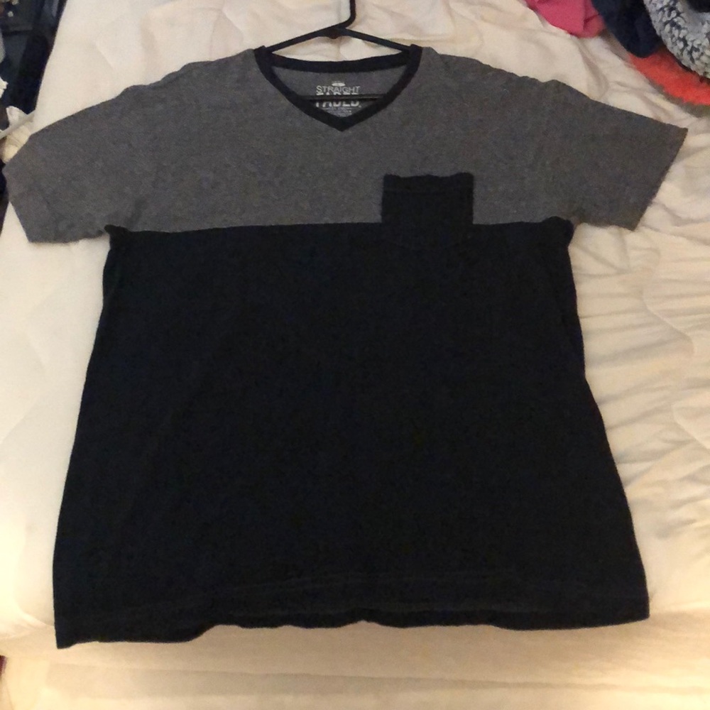 Short sleeve grey and black t-shirt with pocket.